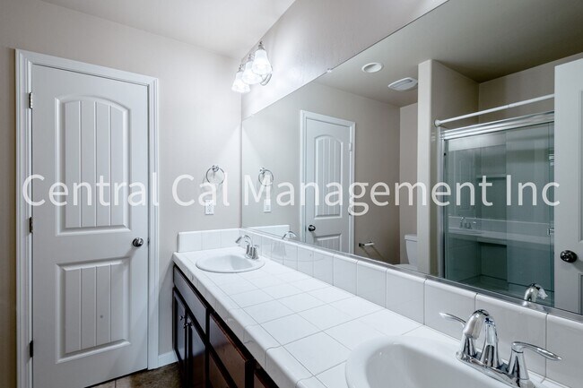 Building Photo - 4 Bedroom/2 Bath Home in the Northwest - $2595 Per Month!