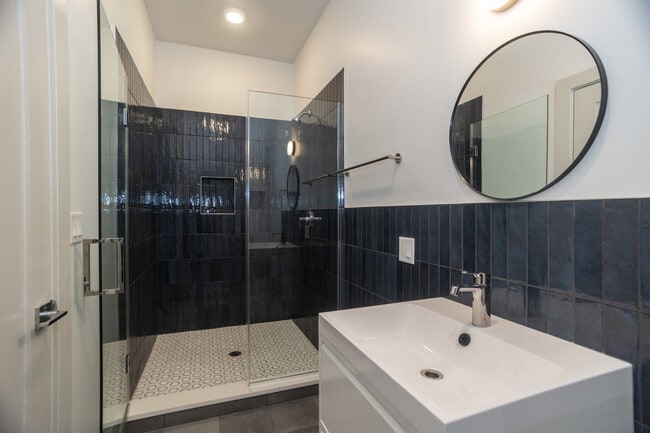 Building Photo - 2028 N Oakley Ave