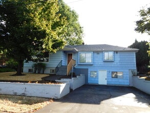 Building Photo - 4Bd/1.5Ba Two Story Home - Available End o...
