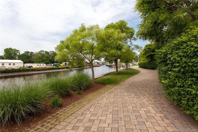 Building Photo - 4 Daskams Ln