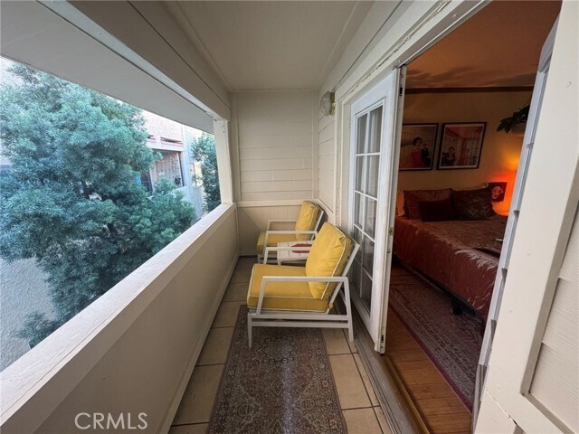 Building Photo - 428 N Hollywood Way