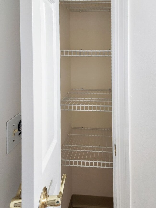 Building Photo - 1 bed, 1 bath independent senior living (5...
