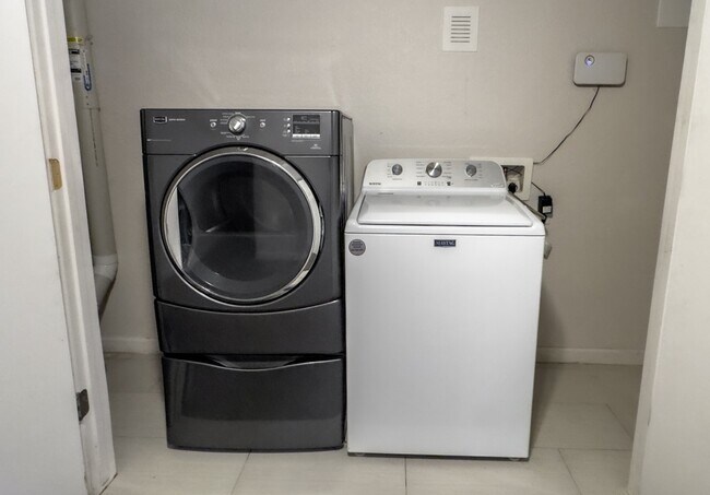 Building Photo - Spacious 5-Bedroom Gem on Locust Street – 2,053 Sq. Ft. of Comfort in Denver's Heart!