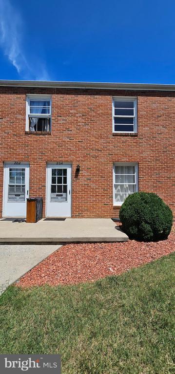 Building Photo - 204 E Whitlock Ave