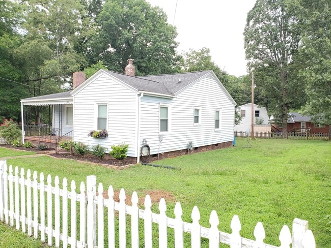 Primary Photo - Well Kept Bungalow in Downtown Mebane!