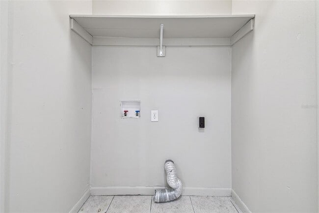 Building Photo - 923 E Lotus Ave