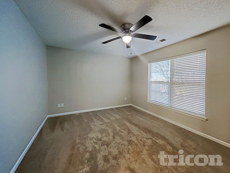 Building Photo - 7043 Red Bud Cir
