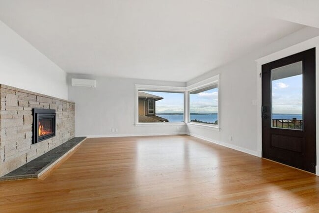 Building Photo - Gorgeous West Seattle Mid-Century Modern w...