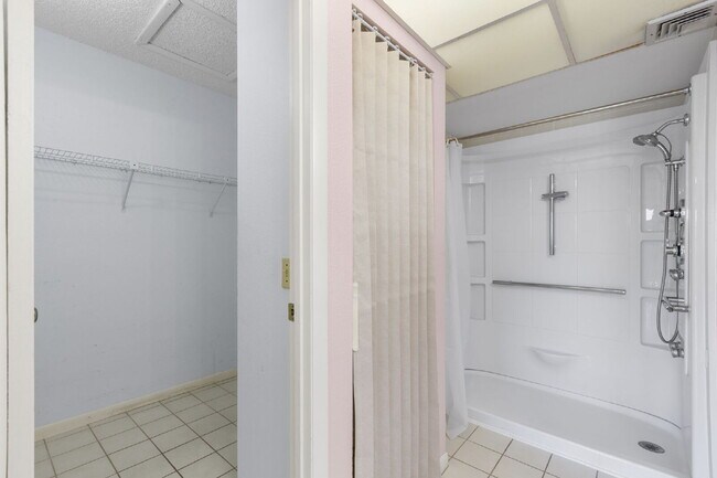 Building Photo - Condo For Rent on ST PETE BEACH!