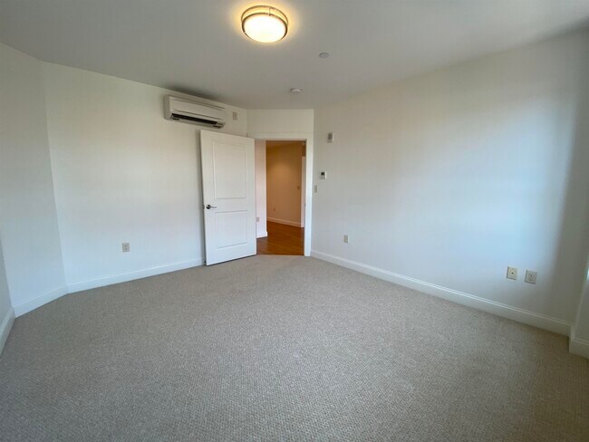 Building Photo - 875 Elm St