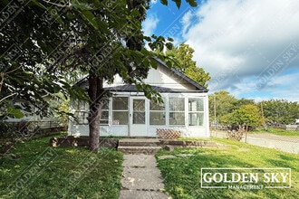 Building Photo - 806 W 7th St