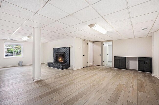 Building Photo - 1996 Briarwood Dr