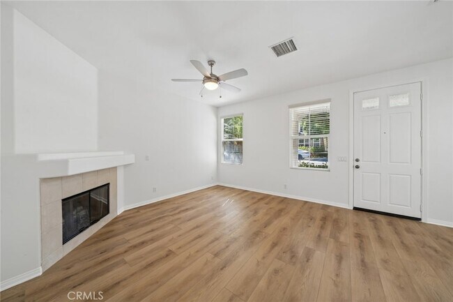 Building Photo - 215 Dewdrop