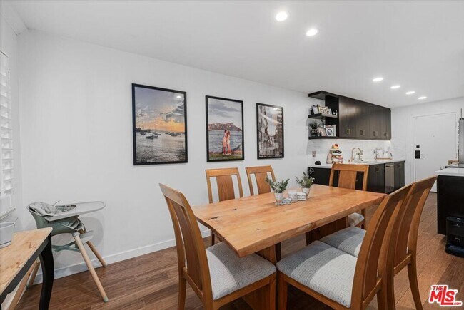 Building Photo - 1121 N Olive Dr