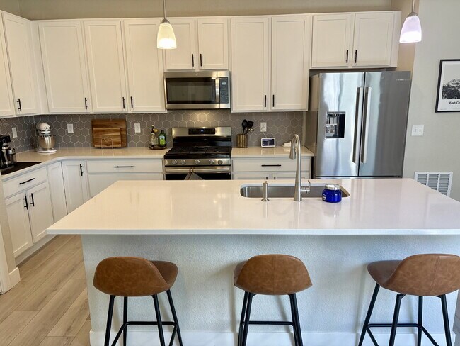 Building Photo - 3bd/2.5ba Paired Home in Trailside w/ side yard