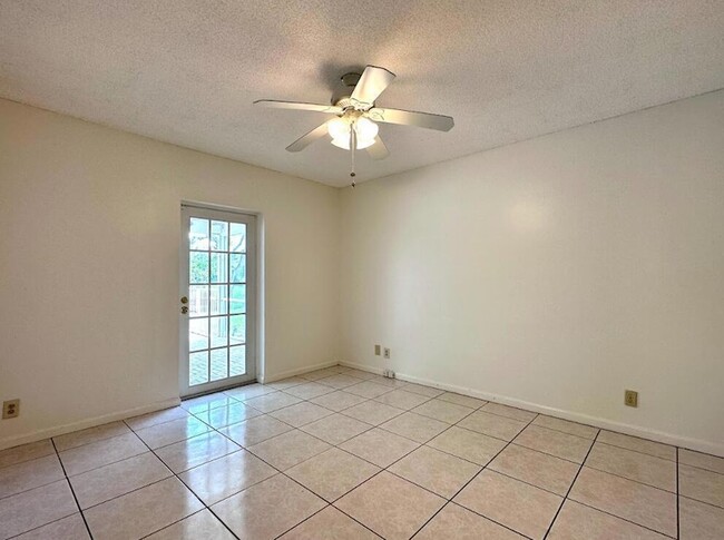 Building Photo - 1292 Essex Dr