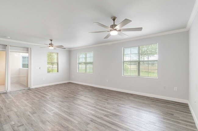Building Photo - Fully updated 2/2 unit available now for a...