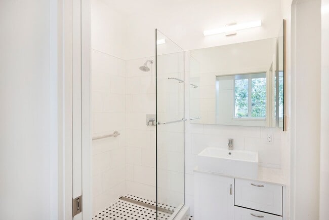 Building Photo - Bright Live-Work Studio with Tall Ceilings & Built-in Storage off Lowell Street in Oakland
