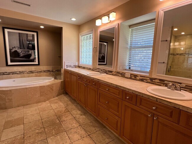 Building Photo - Gorgeous Lakeridge Shores Home Available Now