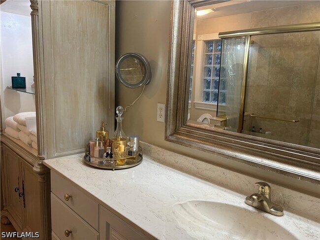 Building Photo - 1156 Oakes Blvd