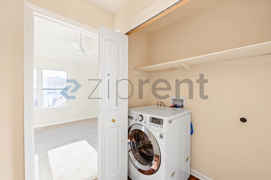 Building Photo - Unit