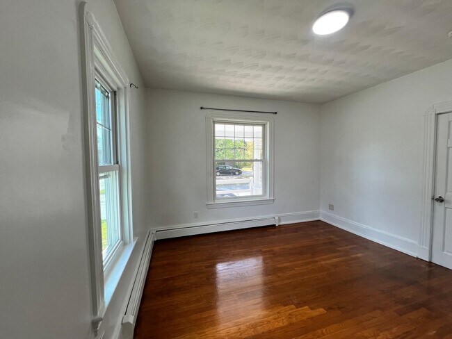 Building Photo - 58 Standish St