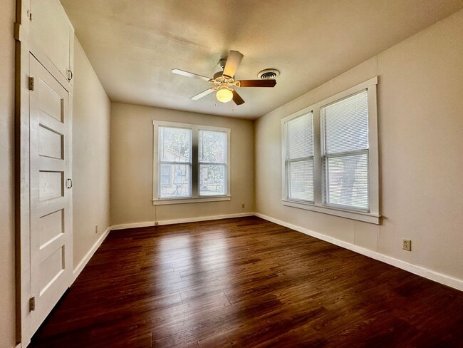 Building Photo - 3/1 with Spacious Yard