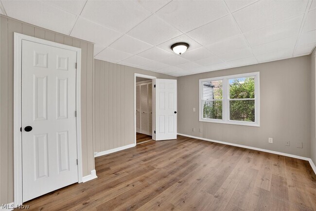 Building Photo - 681 E 258th St