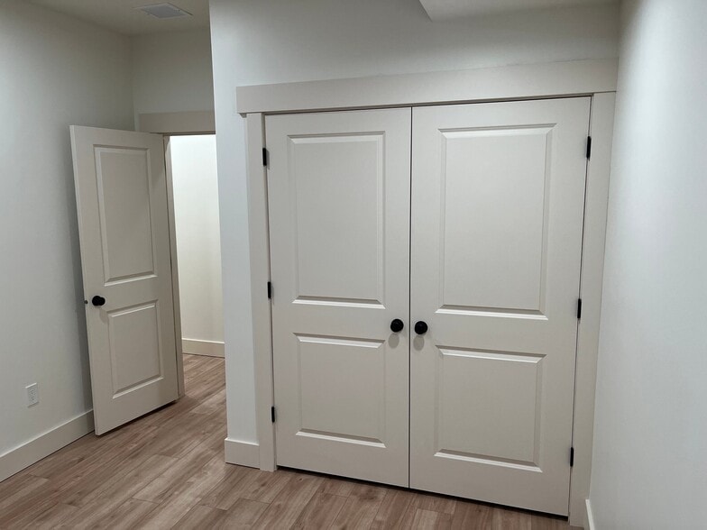 Building Photo - 818 W Mnr Crst Ln