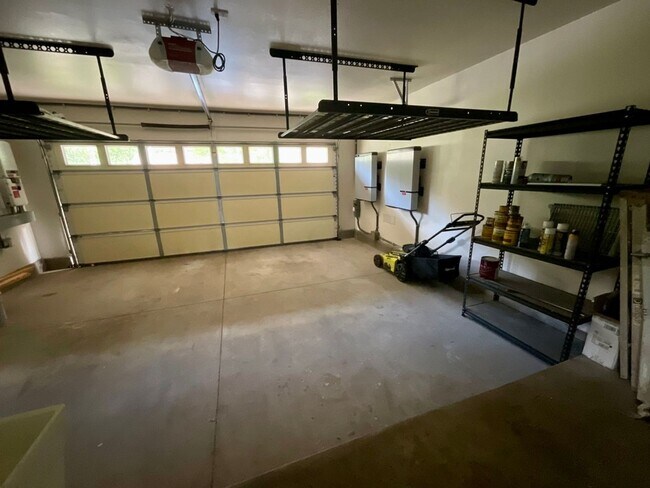 Building Photo - 4 bedroom, 2.5 bath, Mountain and Ocean Ba...