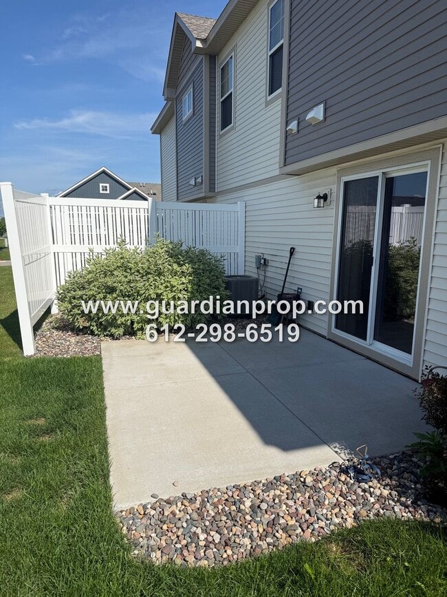 Building Photo - End Unit Townhouse Available Now, Open Floor Plan, Loft Area, Large Primary Suite, Side Patio, Pool