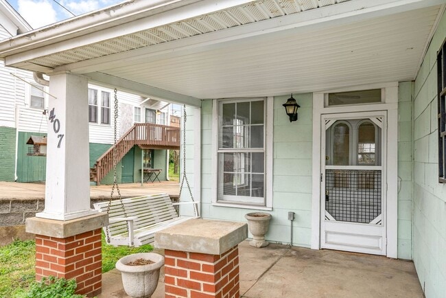 Building Photo - Cozy 2 Bedroom Downtown Home Available!