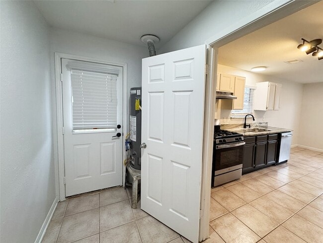 Building Photo - 918 Bolton Ct