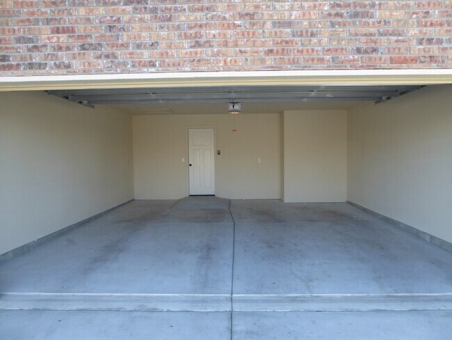 Building Photo - 5925 N Newport St