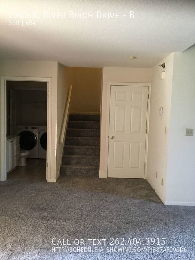 Building Photo - Huge condo with 2 car garage!