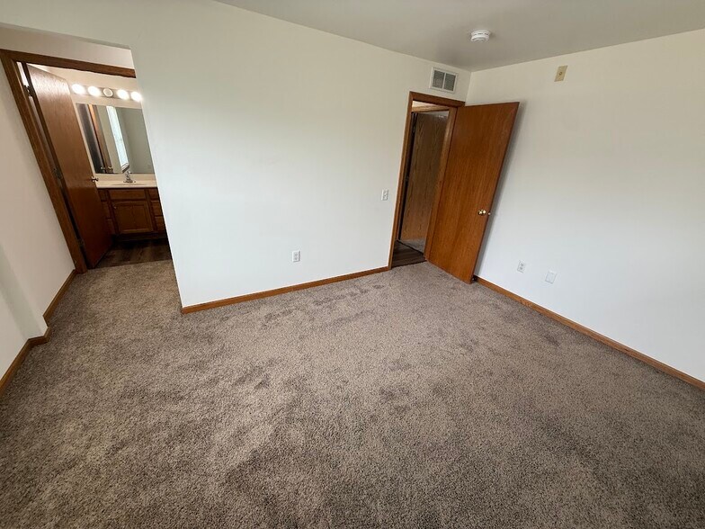 Building Photo - 8217 Mansion Hill Ave
