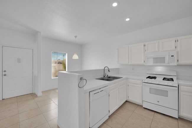 Building Photo - 2 BEDROOM 2 BATH CONDO NEW FLOORING