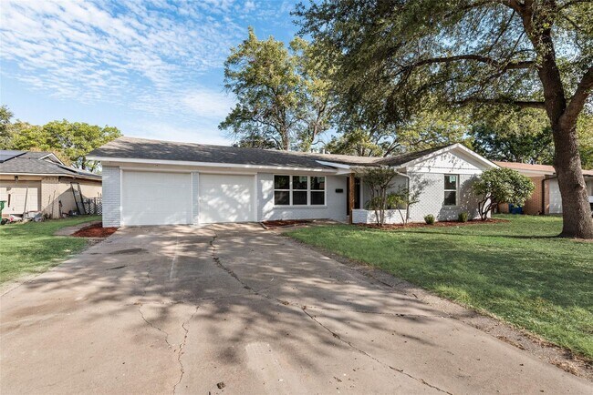 Building Photo - Built for Entertaining. Designed for Living. Fresh Style. Smart Layout. Perfect Location