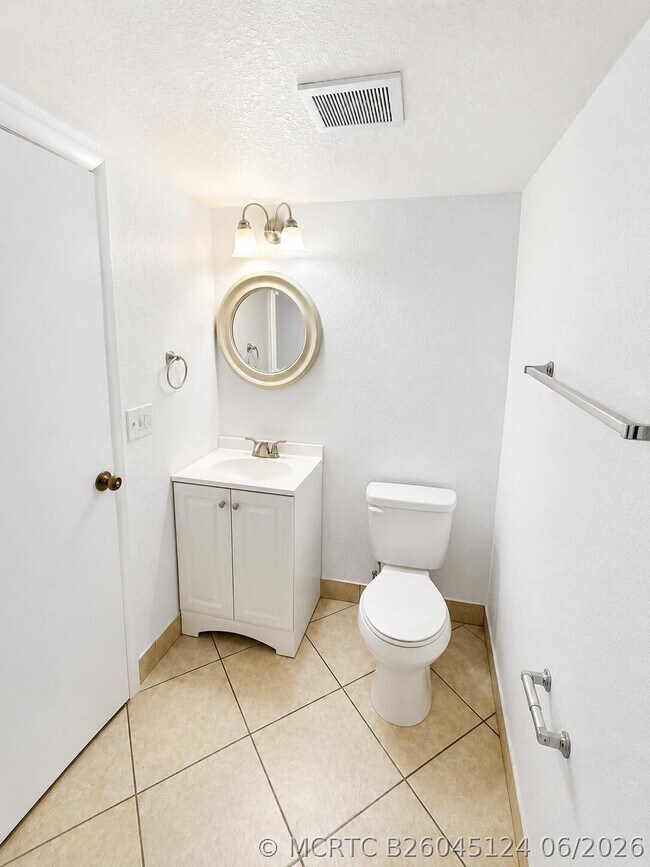 Building Photo - 5728-5728 Blueberry Ct