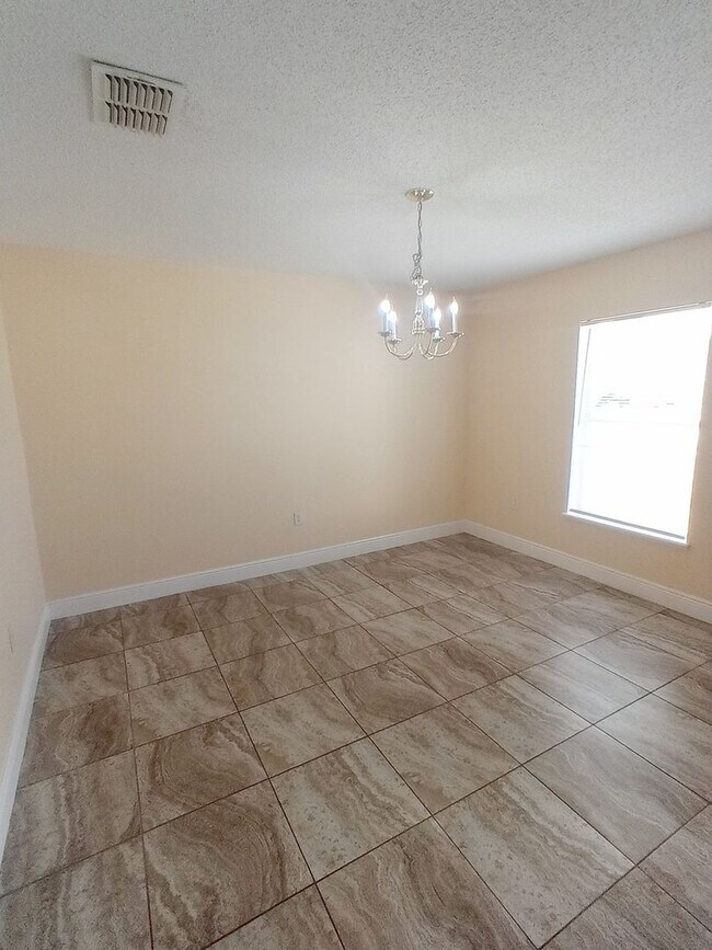 Building Photo - Spacious 4 bedrooms 2.5 baths single-family home Located in Orlando FL!!