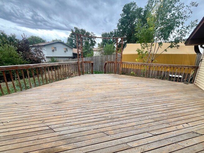 Building Photo - Great Yard, awesome deck, fantastic spot!