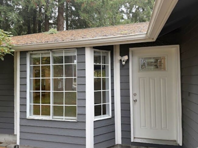 Building Photo - Spacious living with city access 3 bed 2 bath rambler!