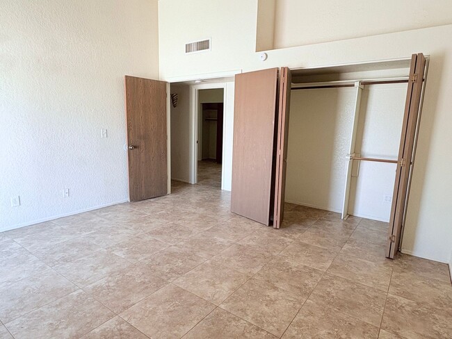 Building Photo - 3 bed/2 bath w/ large backyard