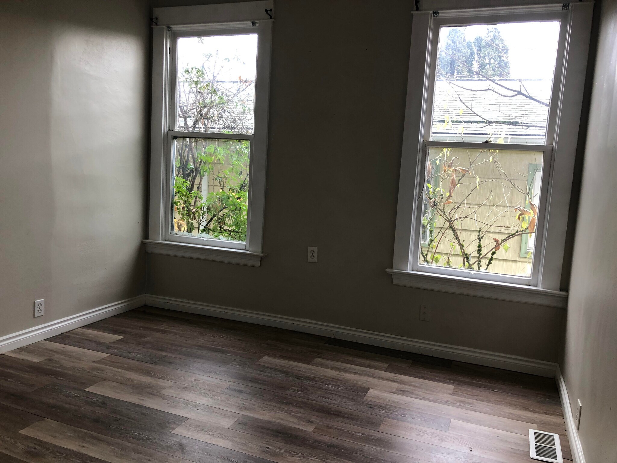 Building Photo - 5410 NE 32nd Pl.