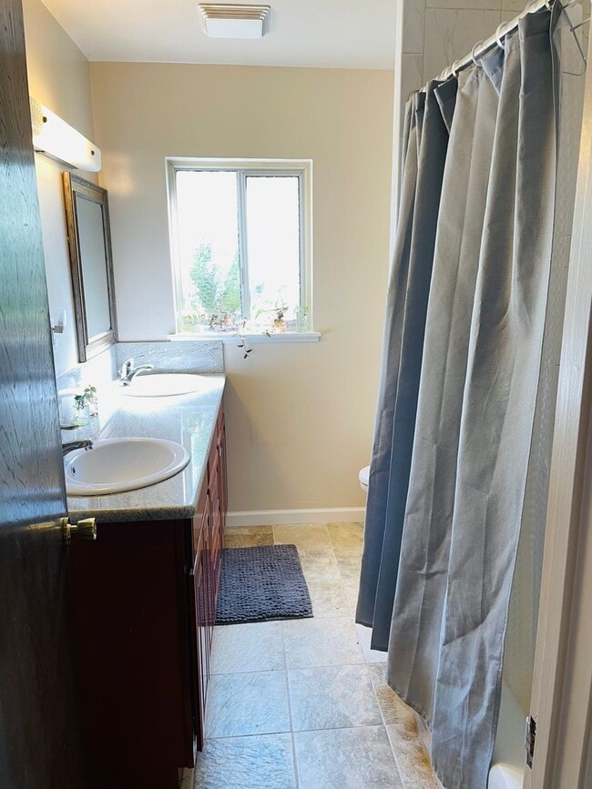 Building Photo - 3 bed /2 bath home in East Sac