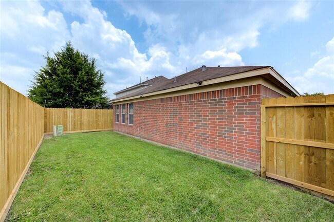 Building Photo - 3639 Barkers Crossing Ave
