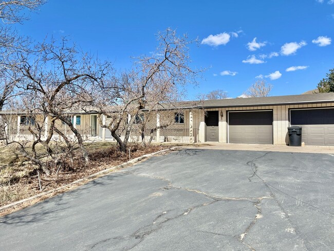 Building Photo - Spacious 5-Bedroom Home in Fruit Heights