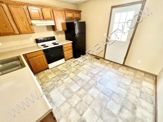 Building Photo - Spacious Gardner Duplex-Available in NOVEM...