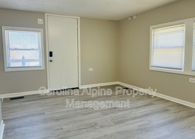 Building Photo - 618 Modena St