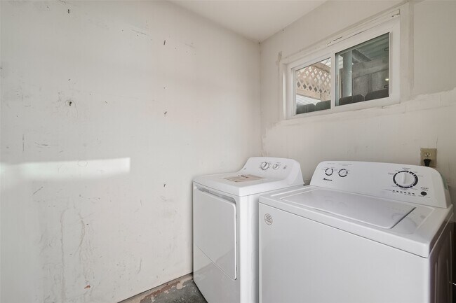 Building Photo - 8462 Leawood Blvd